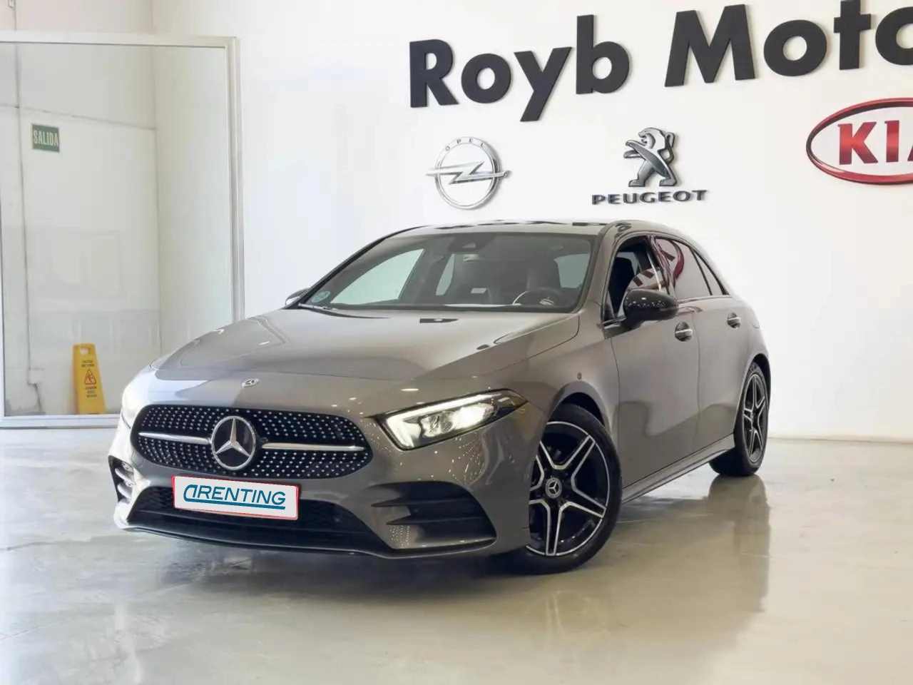 Renting Mercedes-Benz A 180 180d 8G-DCT Gris