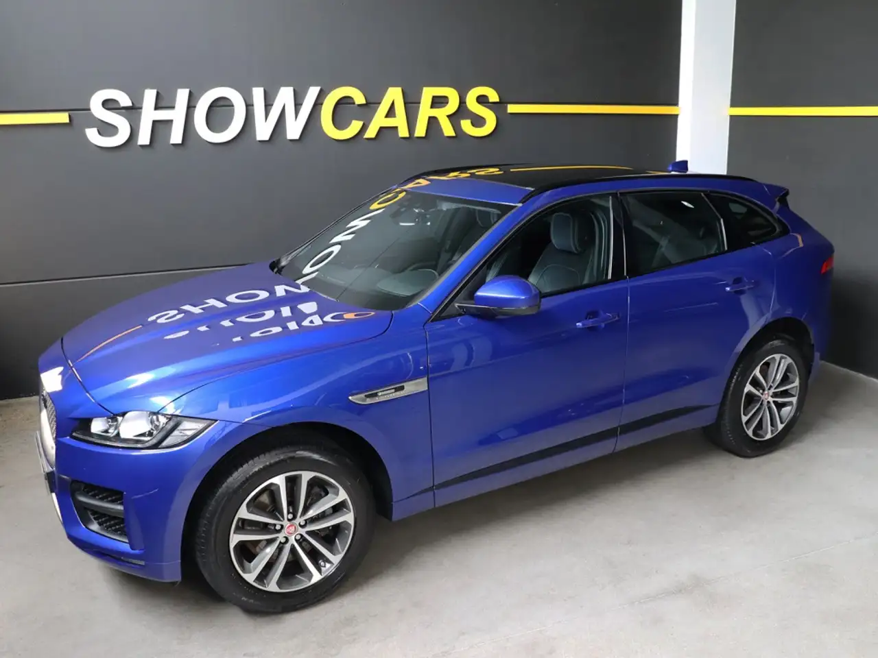 Renting Jaguar F-Pace 2.0 i4 R-Sport Aut. AWD 250 Azul