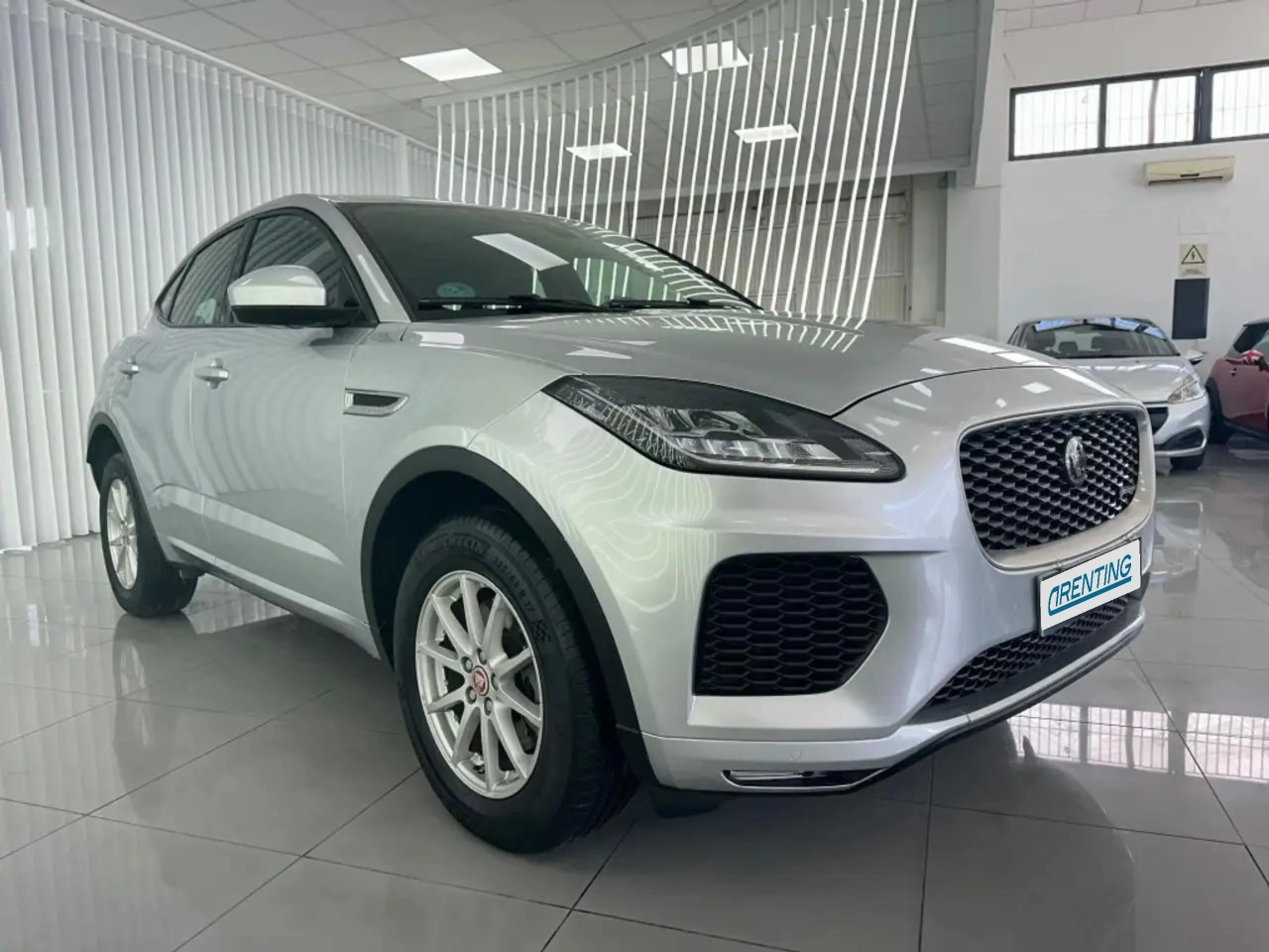 Renting Jaguar E-Pace 2.0D I4 R-Dynamic SE AWD Aut. 150 Gris