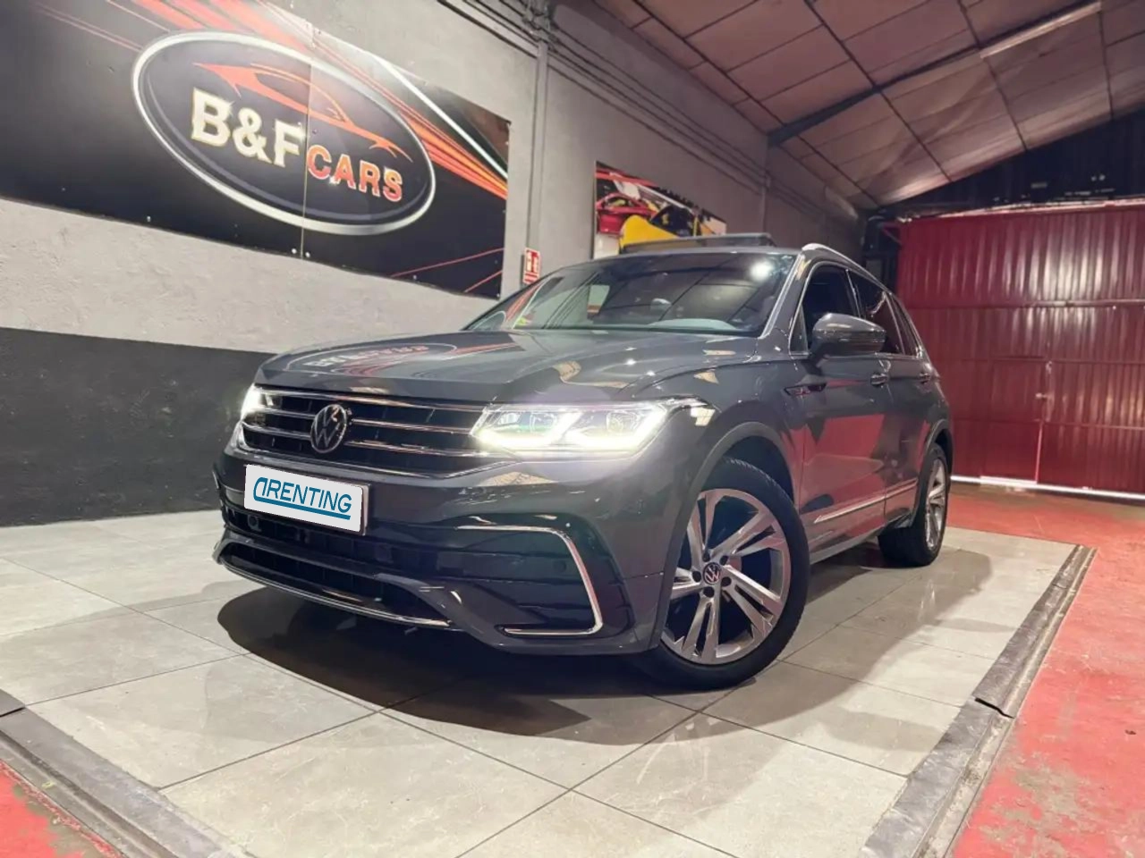 Renting Volkswagen Tiguan 2.0TDI R-Line 4Motion DSG 110kW Gris 1