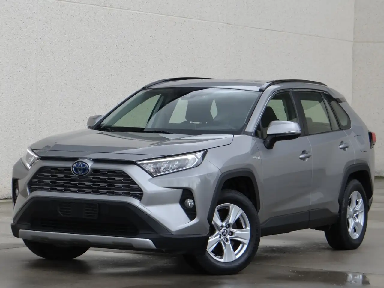 Renting Toyota RAV 4 2.5 hybrid 4WD Advance Gris