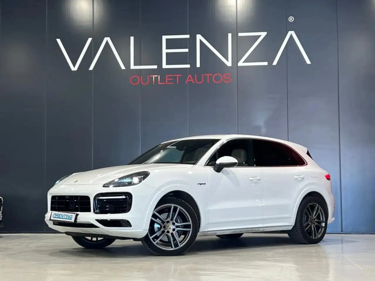 Renting Porsche Cayenne 3.0 E-Hybrid 340pk Tiptronic SportDesign Adpative Blanco 1