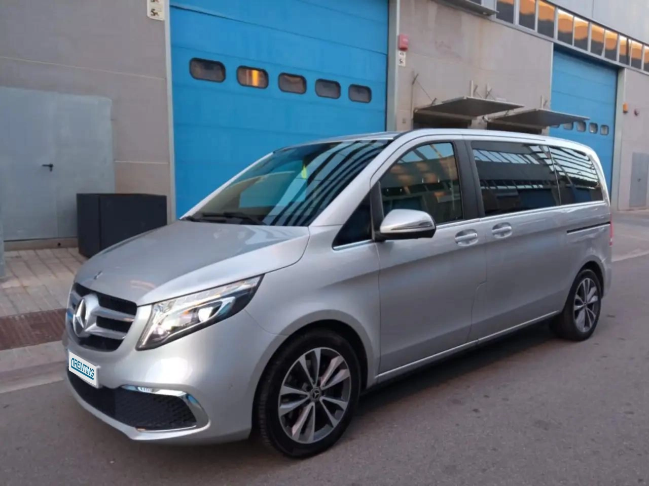 Renting Mercedes-Benz V 300d Compacto Avantgarde Gris 1