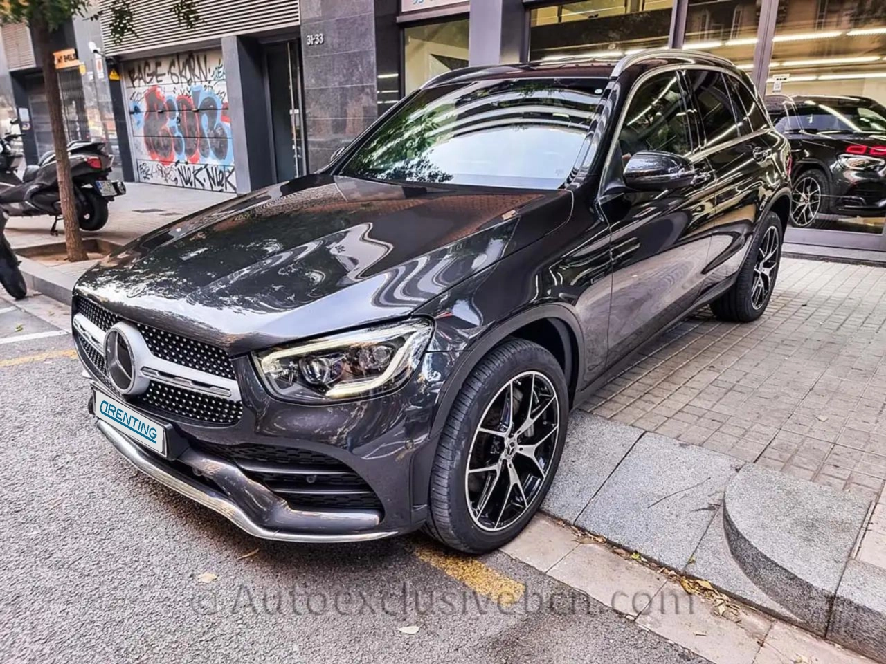 Renting Mercedes-Benz GLC 300 300e 4Matic 9G-Tronic Gris 3