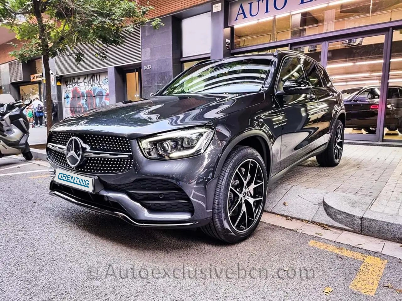 Renting Mercedes-Benz GLC 300 300e 4Matic 9G-Tronic Gris 2