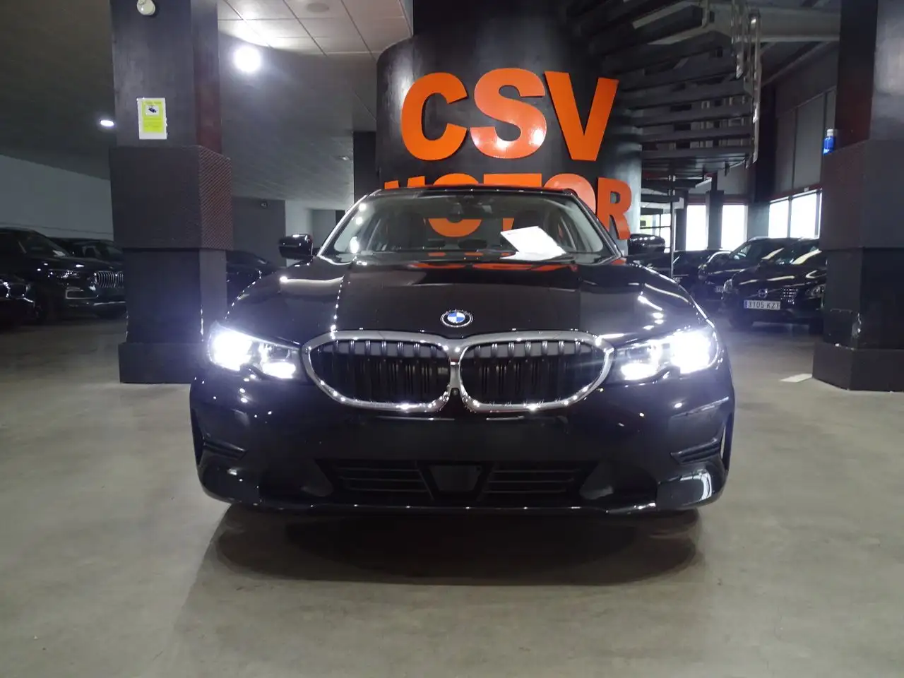 Renting BMW 318 318dA Negro 4