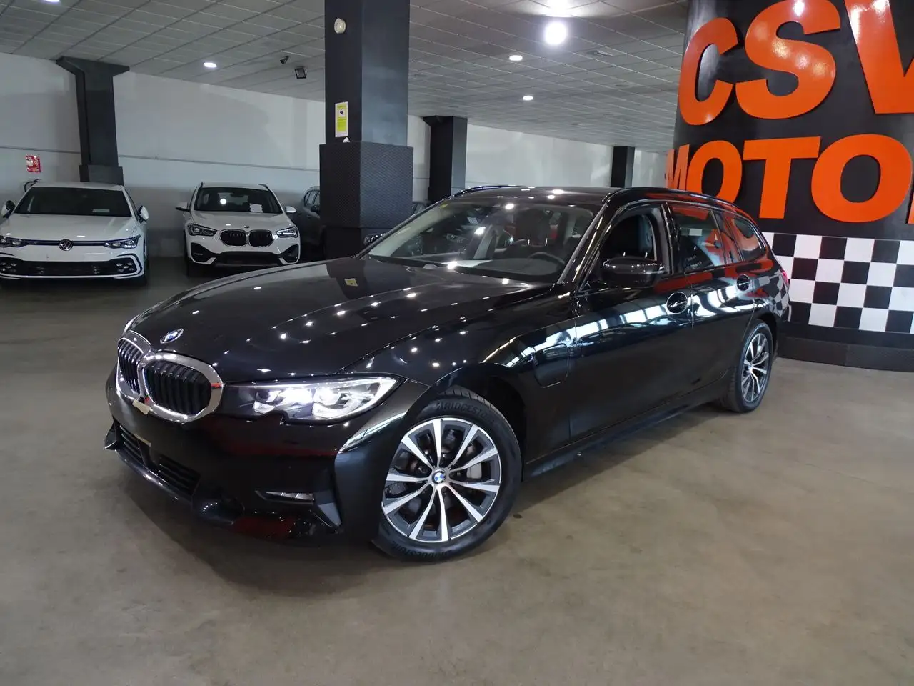 Renting BMW 330 330e xDrive Touring Negro