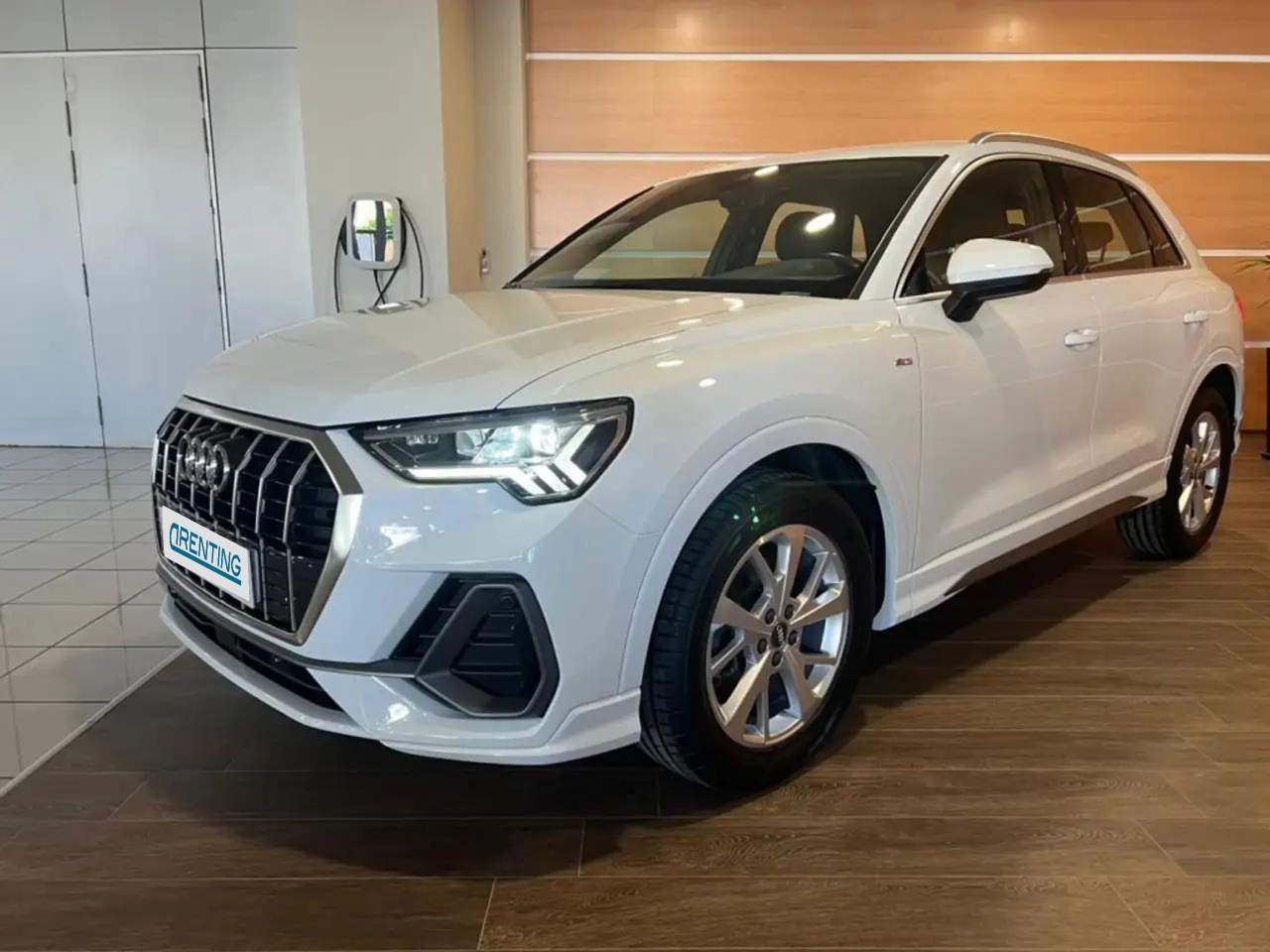 Renting Audi Q3 35 TFSI S line S tronic Blanco 1