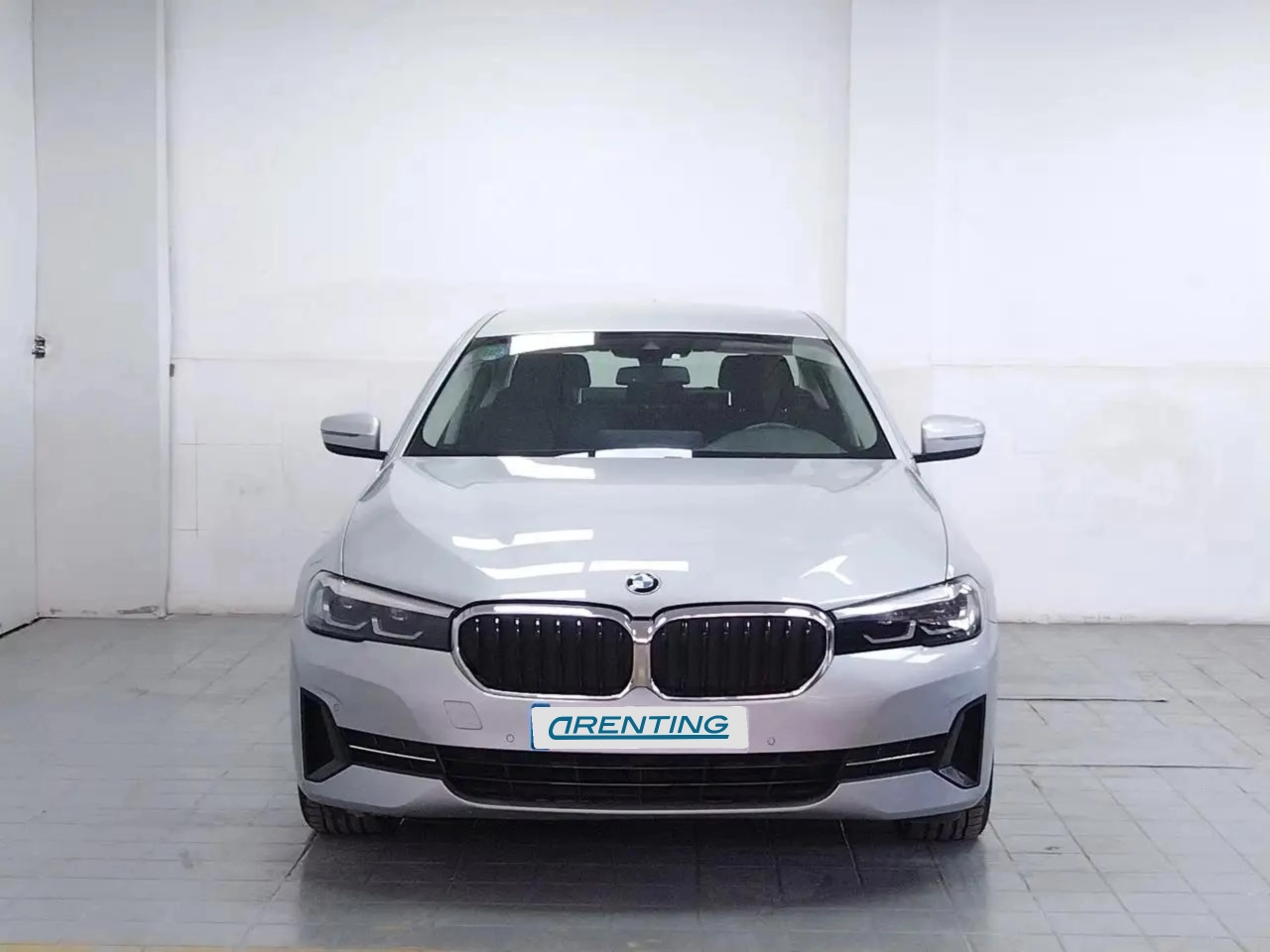 Renting BMW 520 520d Gris