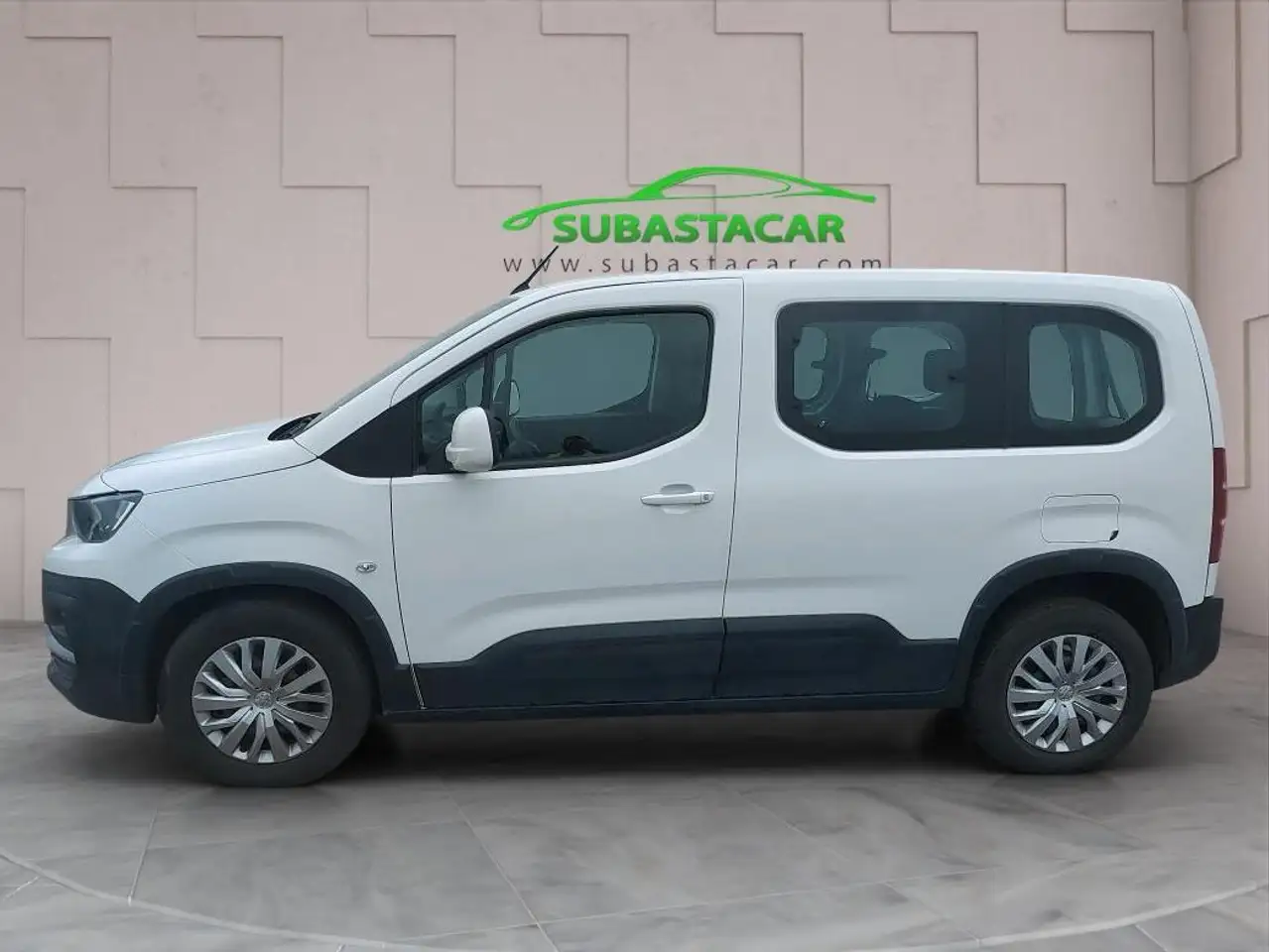 Renting Peugeot Rifter Active Standard BlueHDi 73kW (100CV) Blanco