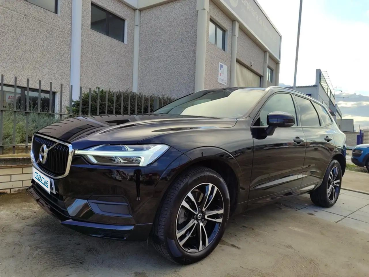 Renting Volvo XC60 B5 Momentum AWD Aut. 250 Negro