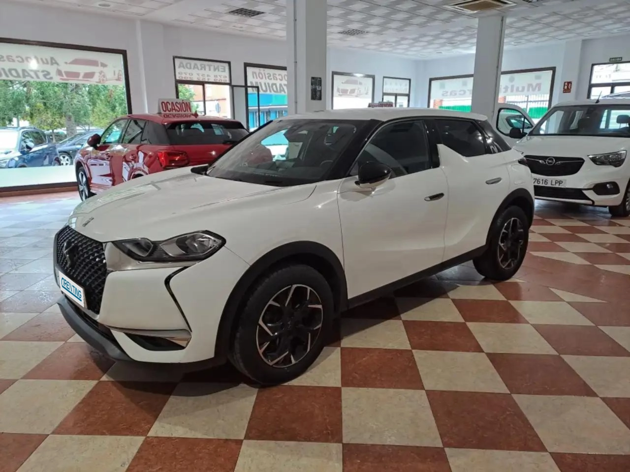 Renting DS Automobiles DS 3 Crossback BlueHDi So Chic 110 Blanco