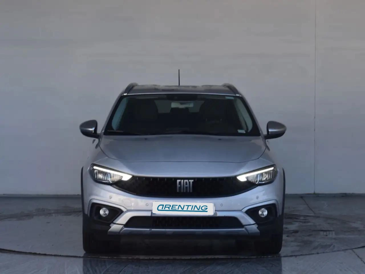 Renting Fiat Tipo Cross 1.0 Firefly Turbo Gris 1