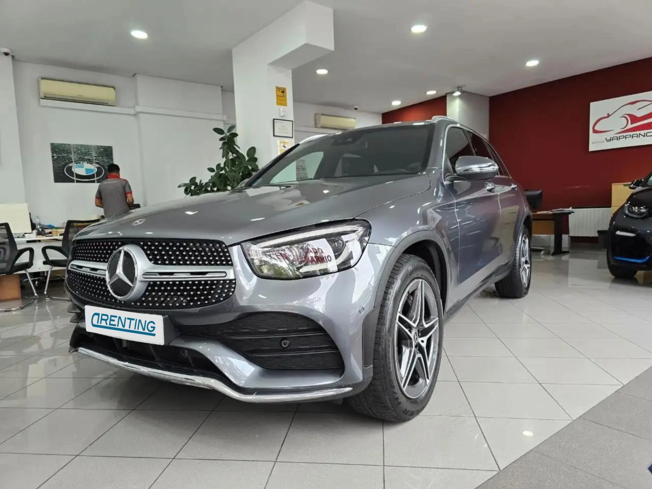 Renting Mercedes-Benz GLC 300 d 4MATIC 5p. Gris