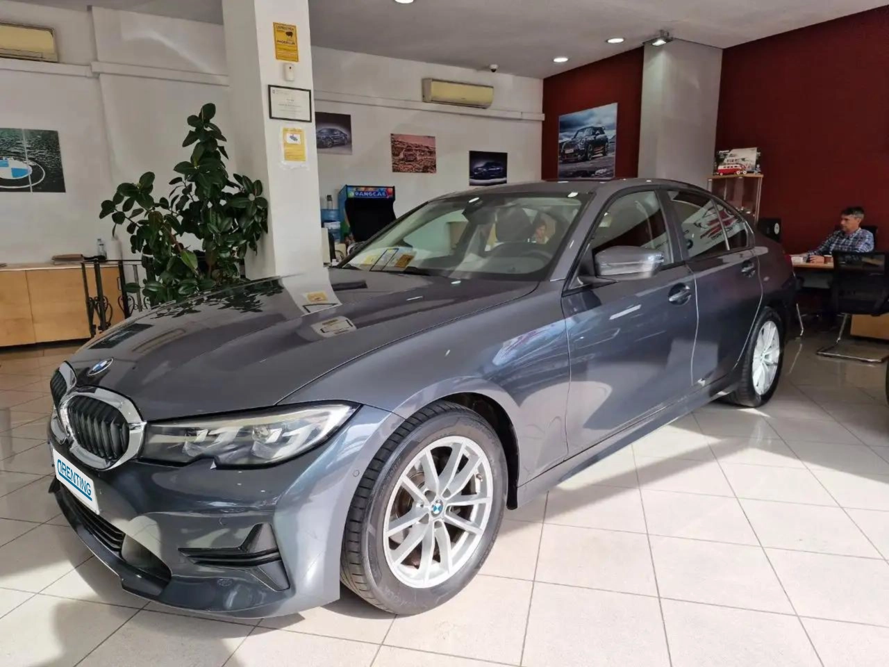 Renting BMW 318 dA Berlina 150 CV Gris