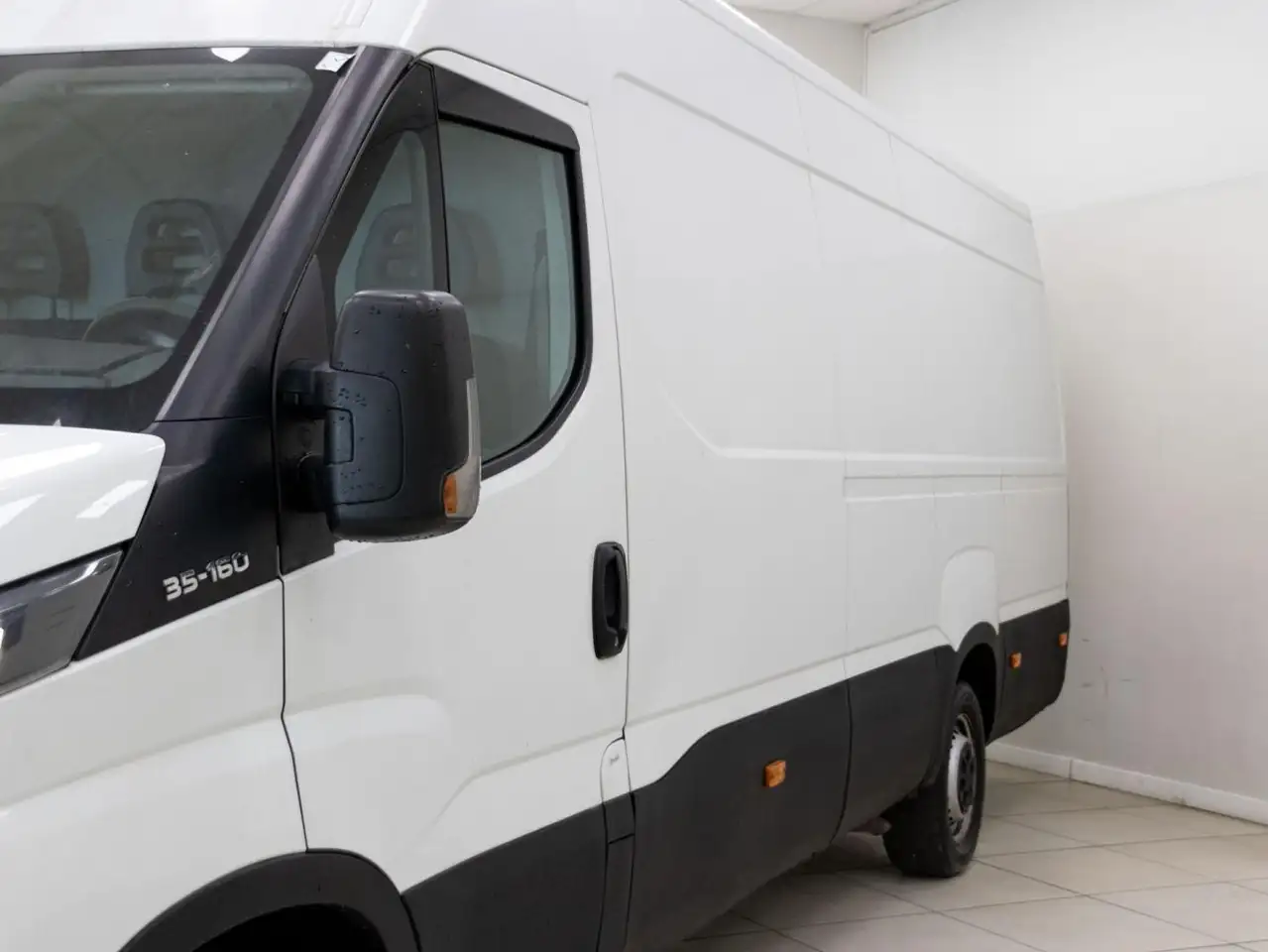 Renting Iveco Daily 2.3 TD 33S 16 V 3520/H2 12 M3 Gris