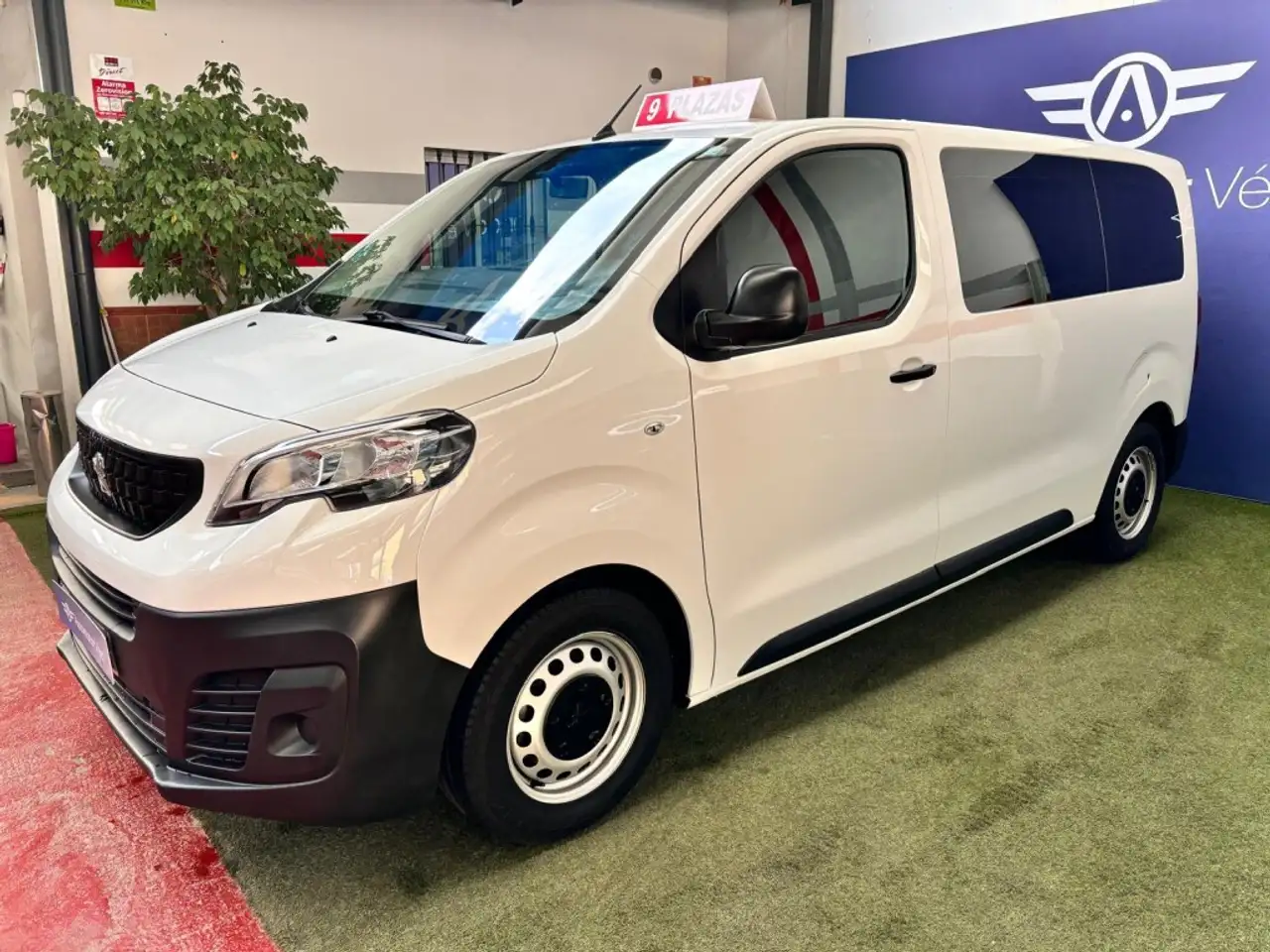 Renting Peugeot Expert Combi Standard 1.5BlueHDi S&S 120 Blanco