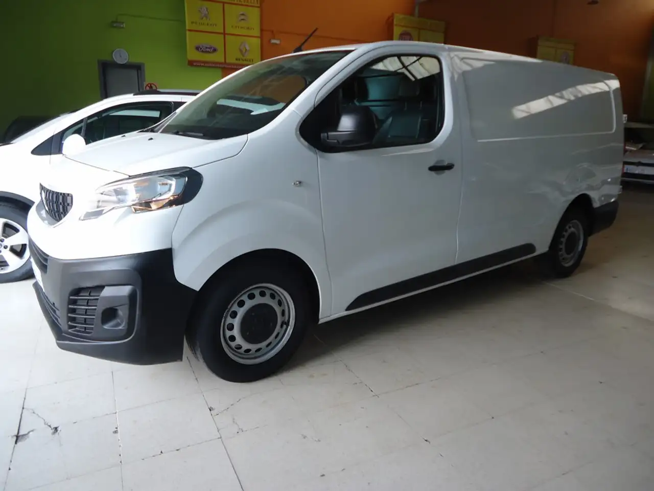 Renting Peugeot Expert Fg. Long 2.0BlueHDi S&S Pro 120 Blanco 1