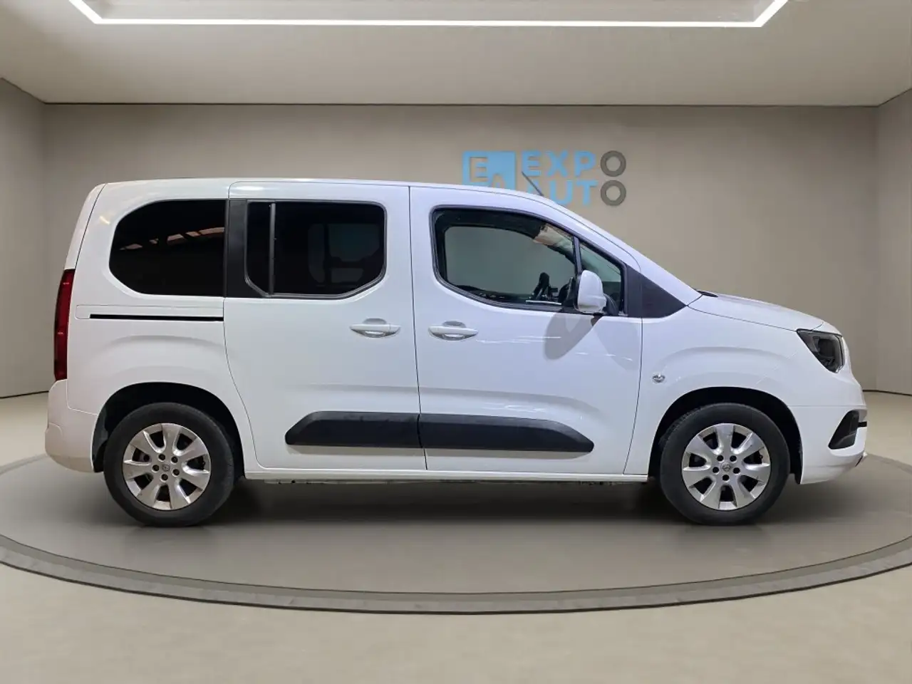 Renting Opel Combo Life 1.2 T S/S Selective L Blanco