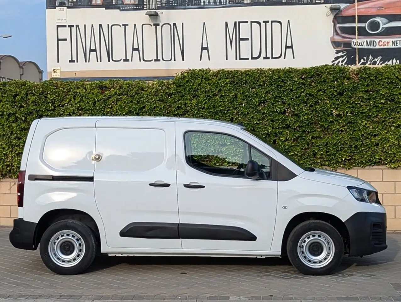 Renting Peugeot Partner Tepee 1.6HDI Premium 110 Blanco