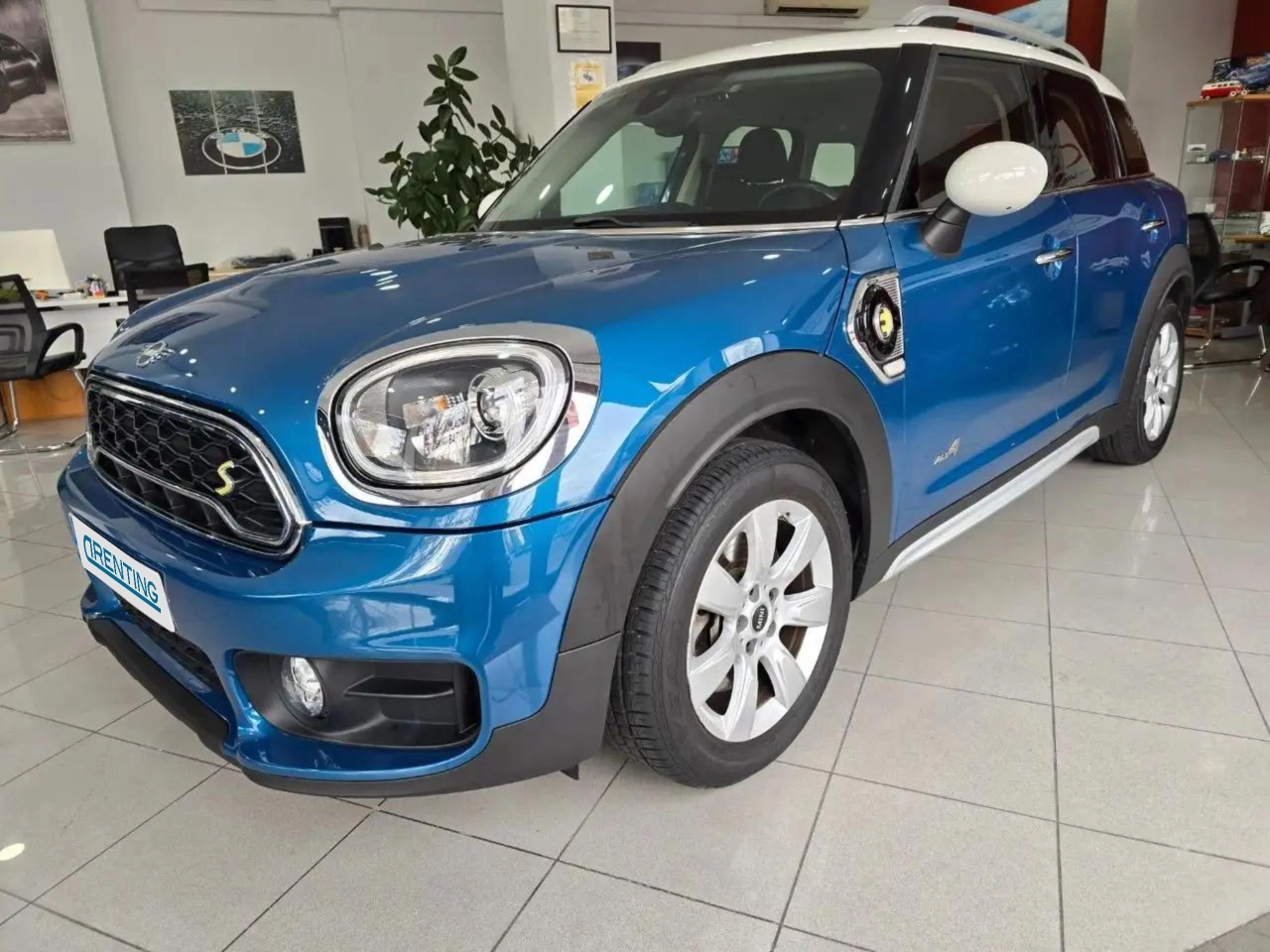 Renting MINI Cooper Countryman S E ALL4 Azul 5