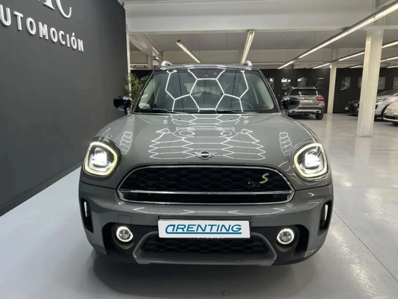 Renting MINI Cooper Countryman SE ALL4 AUT. Gris 4