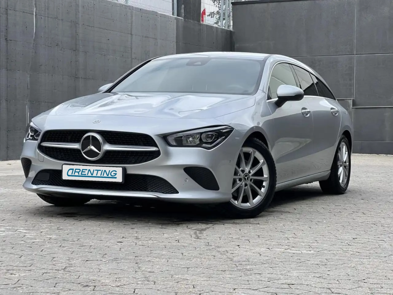 Renting Mercedes-Benz CLA 180 Shooting Brake 7G-DCT Gris