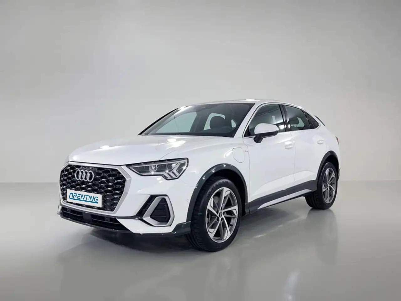 Renting Audi Q3 Sportback 45 TFSIe Black line S-tronic Blanco