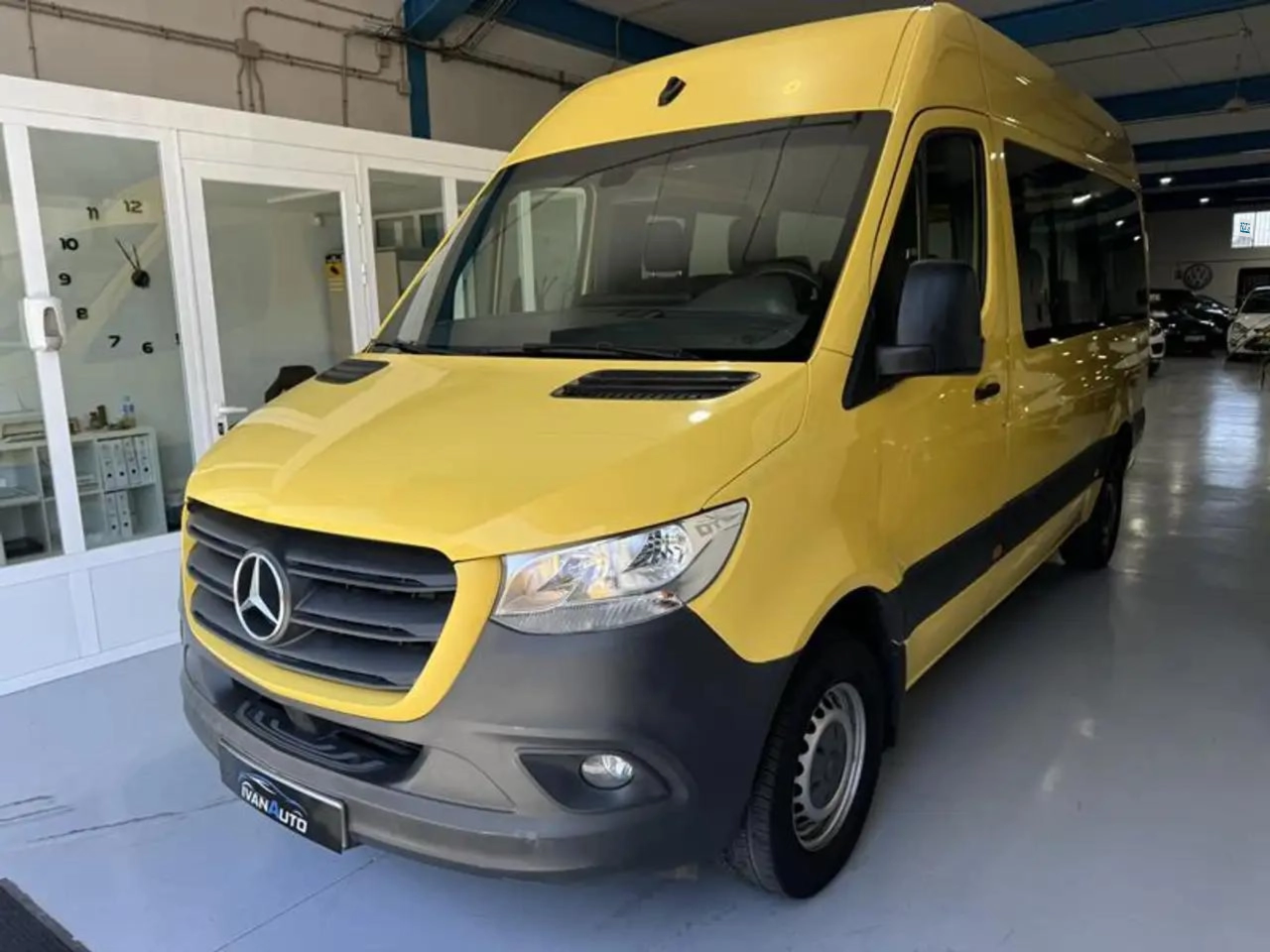 Renting Mercedes-Benz Sprinter Tourer 314CDI Compacto tT 7G-Tronic Plus Amarillo