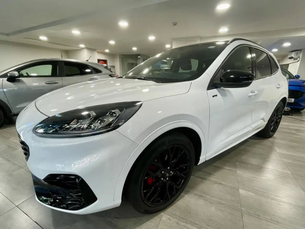 Renting Ford Kuga ST-Line X 2.5 Duratec FHEV Auto Blanco