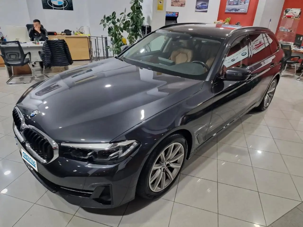 Renting BMW 530 Touring dA Hybrid 286 CV Gris