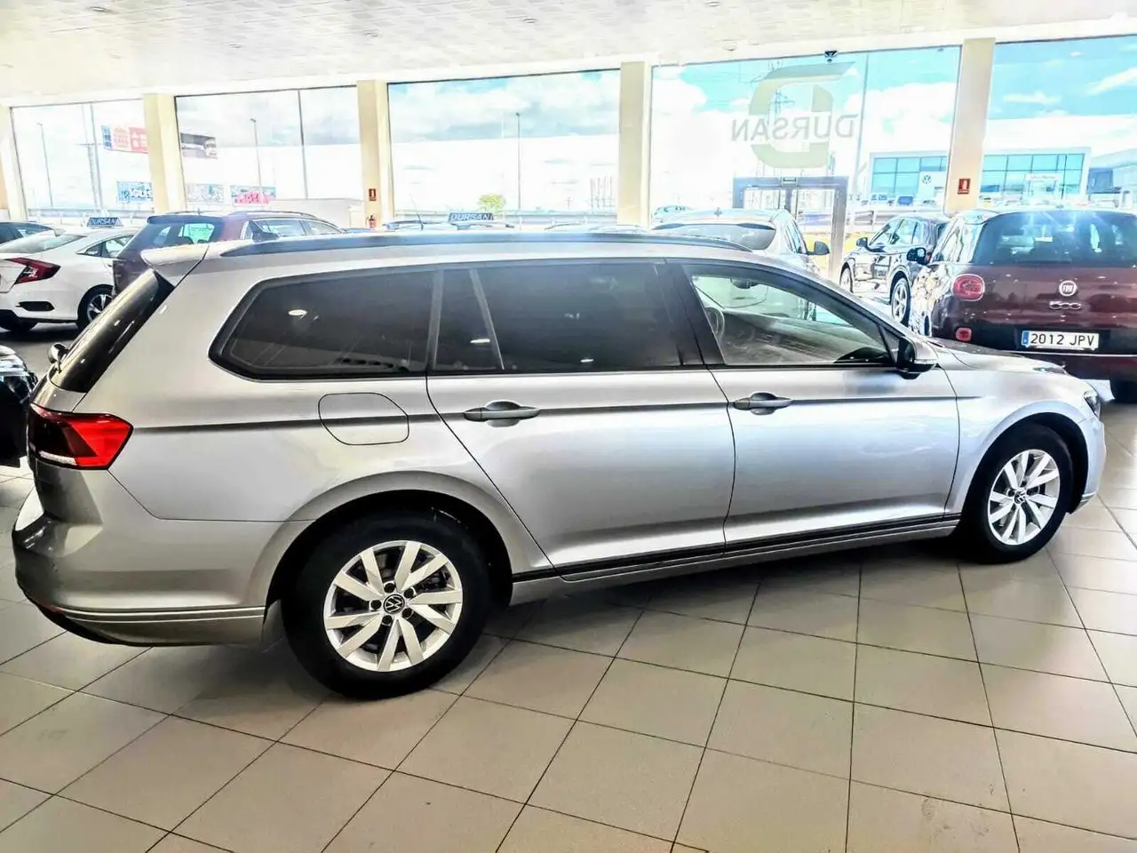 Renting Volkswagen Passat Variant 2.0TDI EVO Business 110kW Gris 1