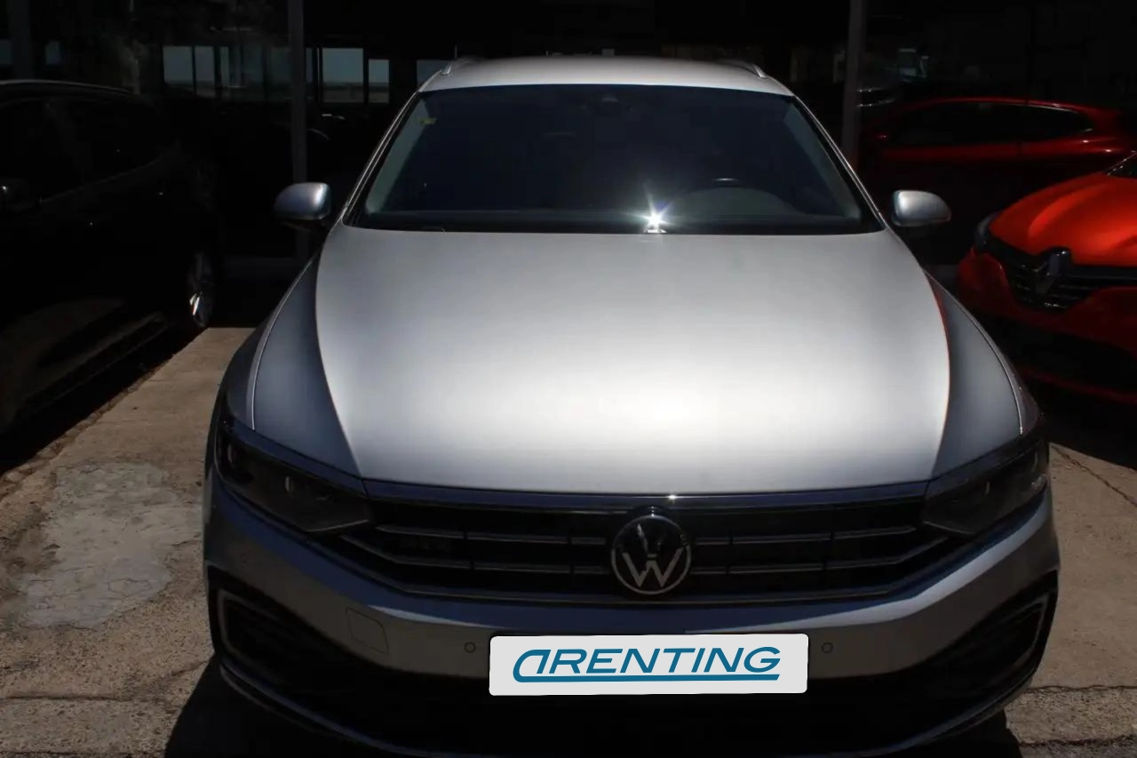 Renting Volkswagen Passat Variant GTE 1.4 TSI e-Power 115kW + 85kW Plateado 1