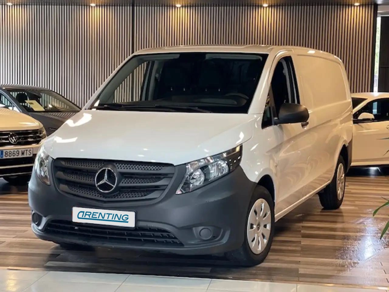 Renting Mercedes-Benz Vito Furgón 114CDI Larga Blanco 1