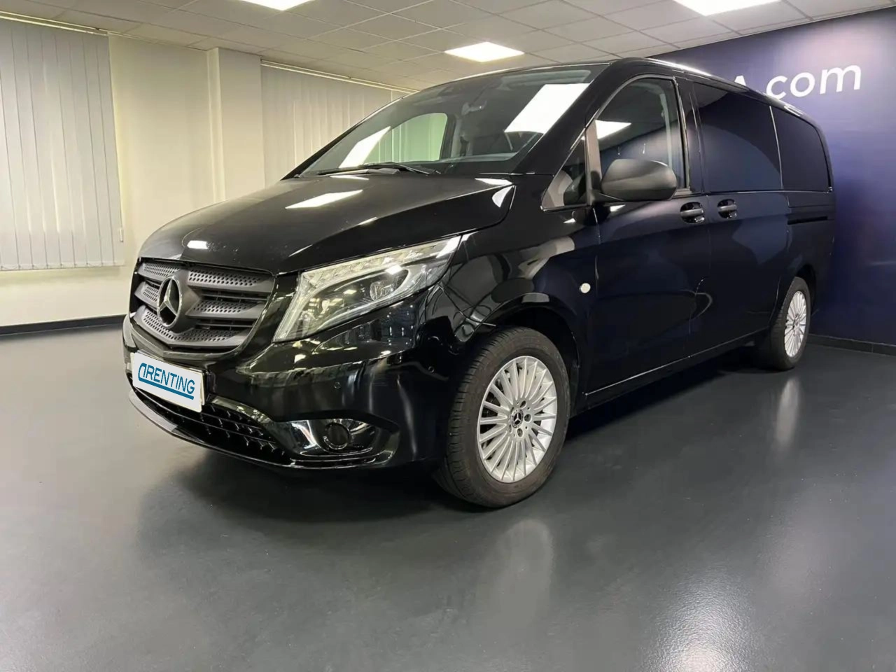 Renting Mercedes-Benz Vito M1 116 CDI Tourer Pro Larga Negro 1