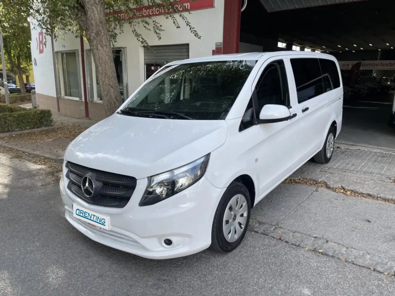 Renting Mercedes-Benz Vito Tourer 110 CDI tD Pro Larga Blanco