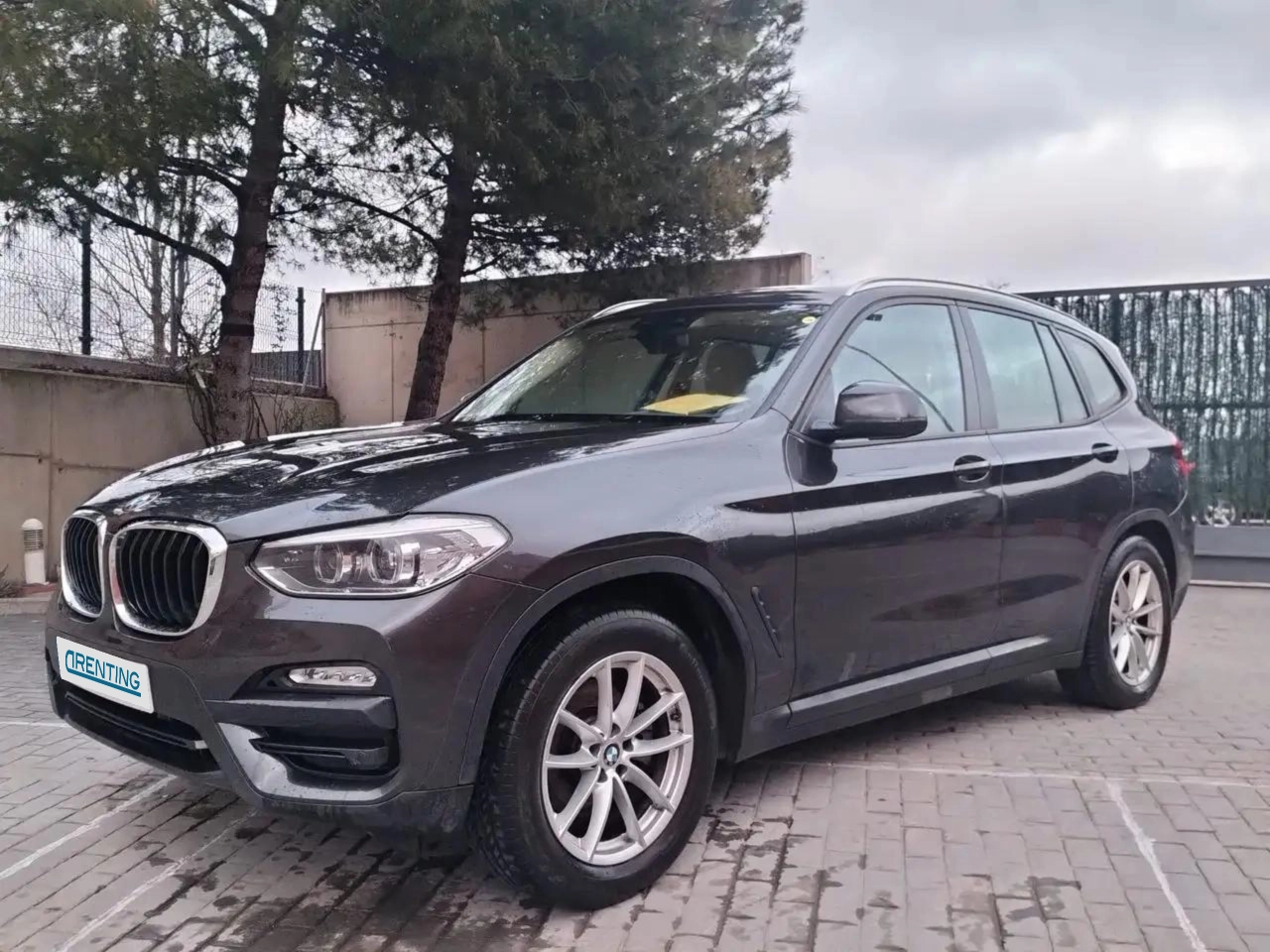 Renting BMW X3 xDrive 20dA Negro 2