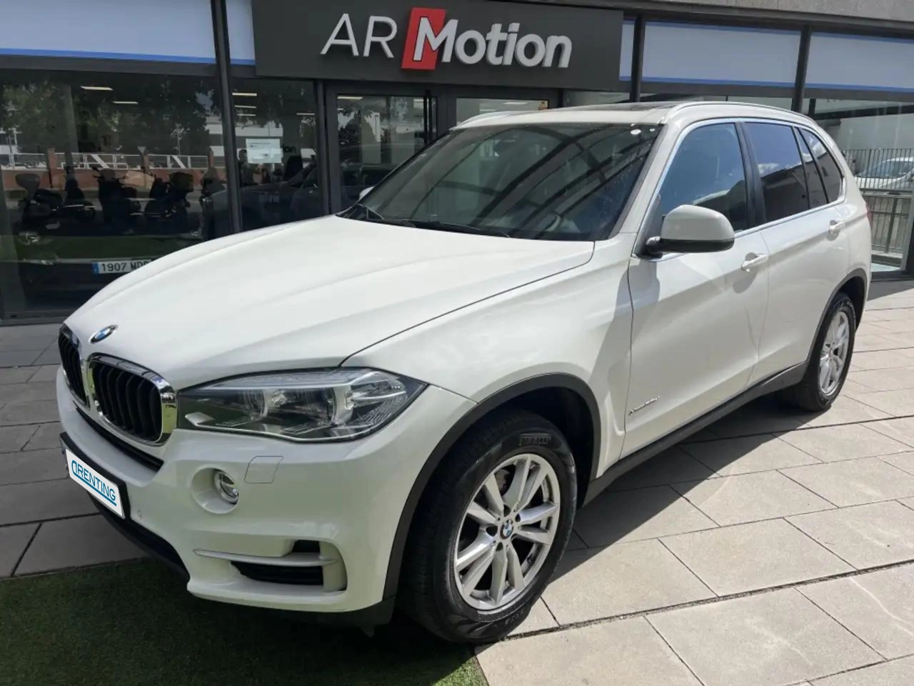 Renting BMW X5 xDrive 30dA Blanco 6