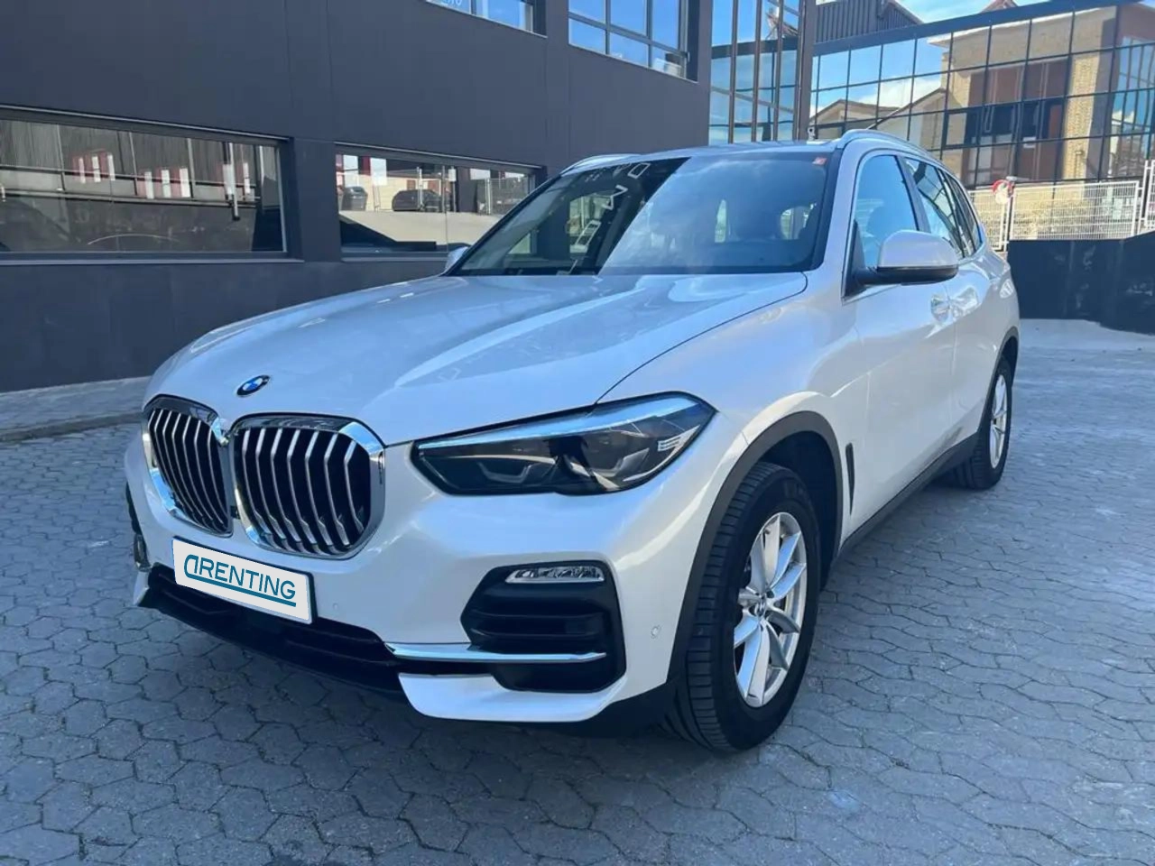 Renting BMW X5 xDrive 30dA Blanco