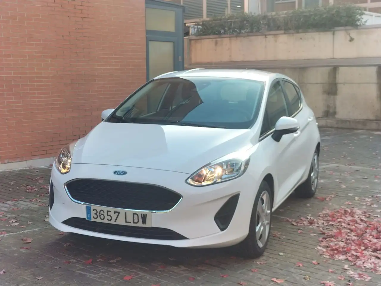 Renting Ford Fiesta 1.1 PFI GLP TREND 5 PUERTAS Blanco