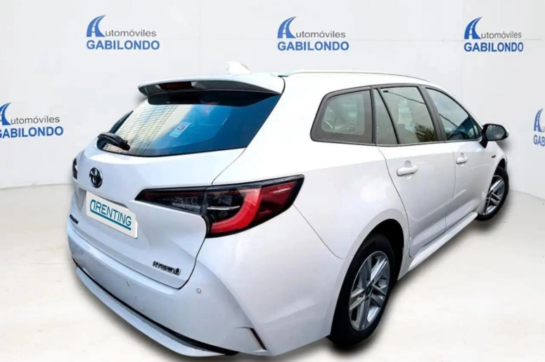 Renting Toyota Corolla 1.8 125H ACTIVE TECH E-CVT TOU SPORT Blanco 1